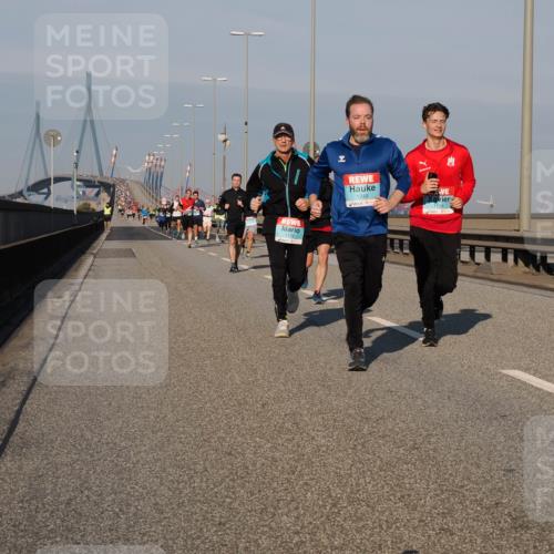 03.10.2025 - Köhlbrandbrückenlauf Fabian Wolf http://msf.ph/oto/9031319 03.10.2025 09:45:35 Position 3 1175, 1249, 1118 meine-sportfotos.de