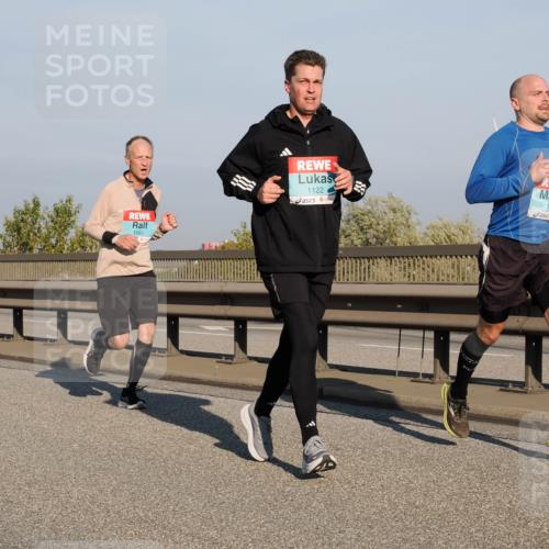 03.10.2025 - Köhlbrandbrückenlauf Fabian Wolf http://msf.ph/oto/9031950 03.10.2025 09:46:11 Position 3 1082, 1122, 1157 meine-sportfotos.de