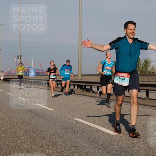 03.10.2025 - Köhlbrandbrückenlauf Fabian Wolf http://msf.ph/oto/9032266 03.10.2025 09:46:27 Position 3 3, 3458, 1115 meine-sportfotos.de