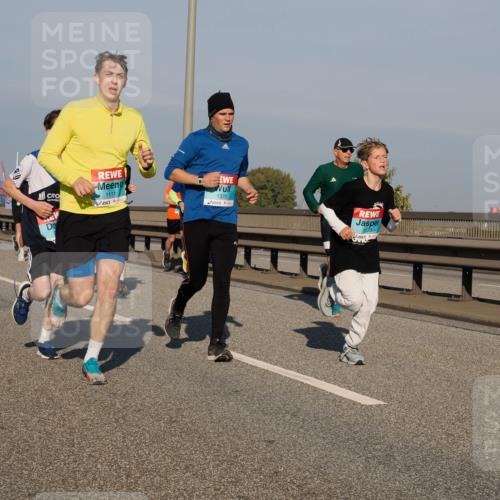 03.10.2025 - Köhlbrandbrückenlauf Fabian Wolf http://msf.ph/oto/9035097 03.10.2025 09:49:32 Position 3 1111, 1370, 1173 meine-sportfotos.de
