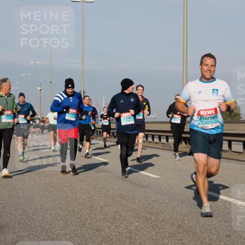 03.10.2025 - Köhlbrandbrückenlauf Fabian Wolf http://msf.ph/oto/9038230 03.10.2025 09:52:39 Position 3 3120, 3121, 3119, 3071 meine-sportfotos.de