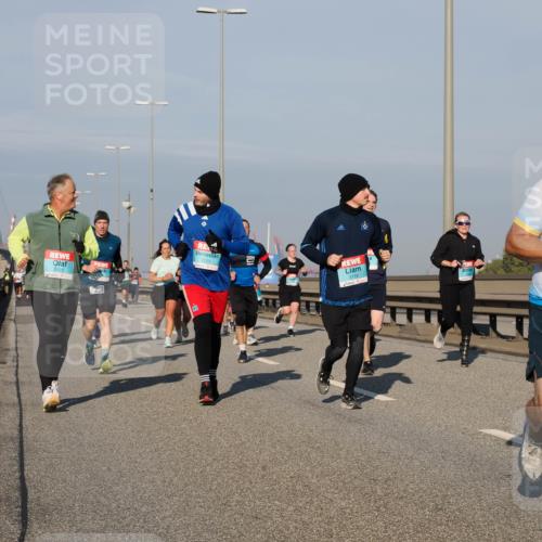 03.10.2025 - Köhlbrandbrückenlauf Fabian Wolf http://msf.ph/oto/9038238 03.10.2025 09:52:39 Position 3 3120, 3121, 3119, 3071 meine-sportfotos.de