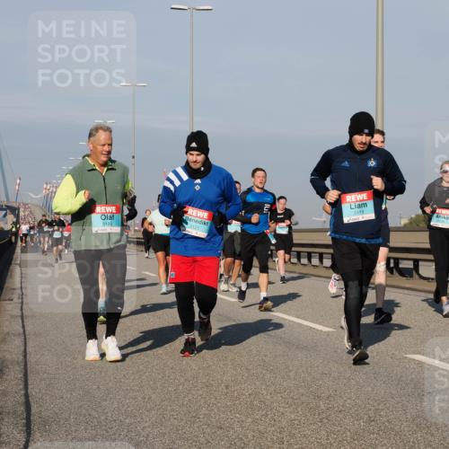 03.10.2025 - Köhlbrandbrückenlauf Fabian Wolf http://msf.ph/oto/9038257 03.10.2025 09:52:40 Position 3 3120, 3121, 3119, 1238 meine-sportfotos.de
