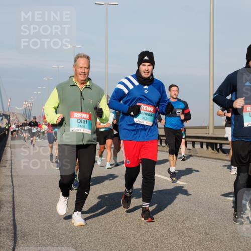 03.10.2025 - Köhlbrandbrückenlauf Fabian Wolf http://msf.ph/oto/9038288 03.10.2025 09:52:41 Position 3 3120, 3121, 3119 meine-sportfotos.de