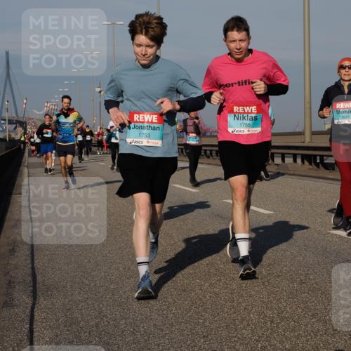 03.10.2025 - Köhlbrandbrückenlauf Fabian Wolf http://msf.ph/oto/9039287 03.10.2025 09:53:33 Position 3 1753, 1755, 1670 meine-sportfotos.de