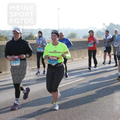 03.10.2025 - Köhlbrandbrückenlauf Lena Gebhardt http://msf.ph/oto/9040237 03.10.2025 09:25:03 Position 1 2072, 2907, 2770, 2765 meine-sportfotos.de