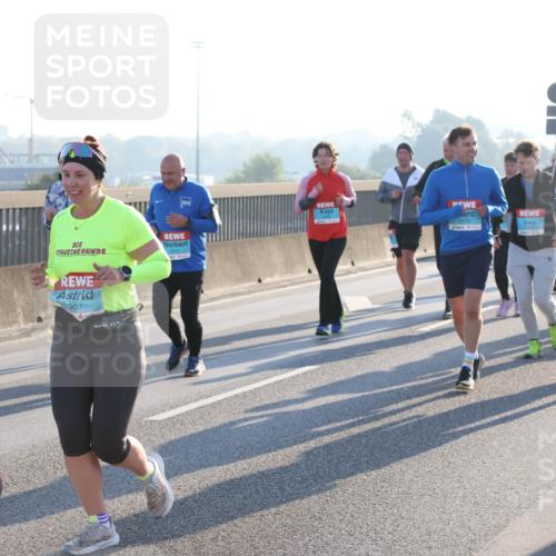 03.10.2025 - Köhlbrandbrückenlauf Lena Gebhardt http://msf.ph/oto/9040257 03.10.2025 09:25:03 Position 1 3231, 2072, 2907, 1 meine-sportfotos.de