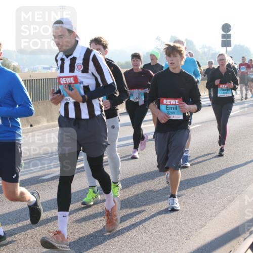 03.10.2025 - Köhlbrandbrückenlauf Lena Gebhardt http://msf.ph/oto/9040398 03.10.2025 09:25:06 Position 1 2770, 2768, 2218 meine-sportfotos.de