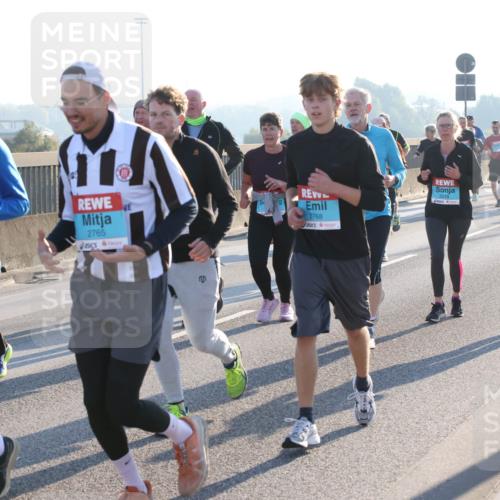 03.10.2025 - Köhlbrandbrückenlauf Lena Gebhardt http://msf.ph/oto/9040405 03.10.2025 09:25:06 Position 1 2770, 2765, 2768 meine-sportfotos.de