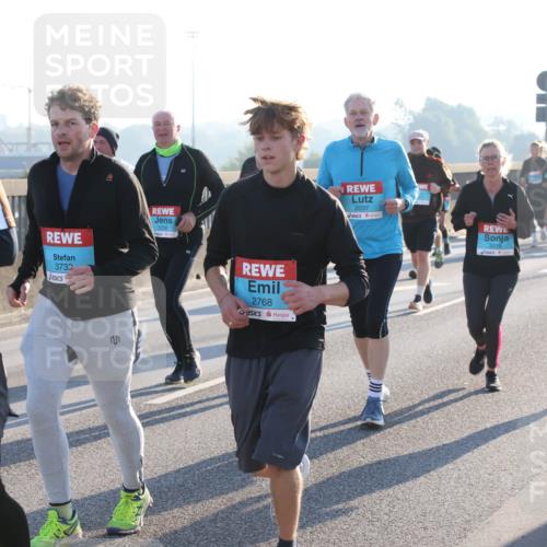 03.10.2025 - Köhlbrandbrückenlauf Lena Gebhardt http://msf.ph/oto/9040450 03.10.2025 09:25:06 Position 1 3732, 2768, 2037, 2218, 2217 meine-sportfotos.de