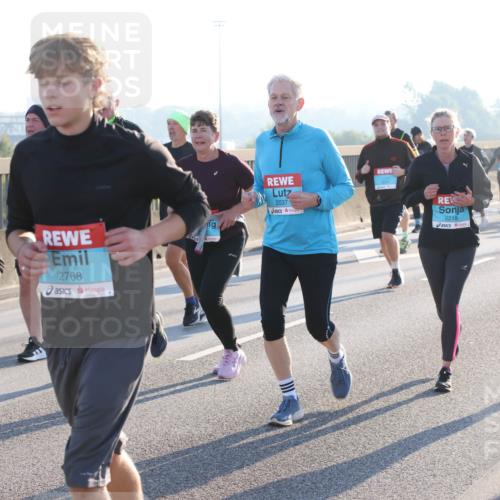 03.10.2025 - Köhlbrandbrückenlauf Lena Gebhardt http://msf.ph/oto/9040486 03.10.2025 09:25:07 Position 1 3732, 2768, 2037, 2218, 2217 meine-sportfotos.de