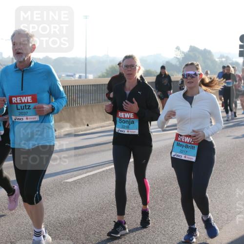 03.10.2025 - Köhlbrandbrückenlauf Lena Gebhardt http://msf.ph/oto/9040559 03.10.2025 09:25:08 Position 1 2037, 2218, 2217 meine-sportfotos.de