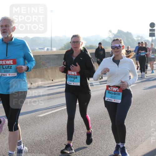 03.10.2025 - Köhlbrandbrückenlauf Lena Gebhardt http://msf.ph/oto/9040565 03.10.2025 09:25:08 Position 1 2037, 2218, 2217 meine-sportfotos.de