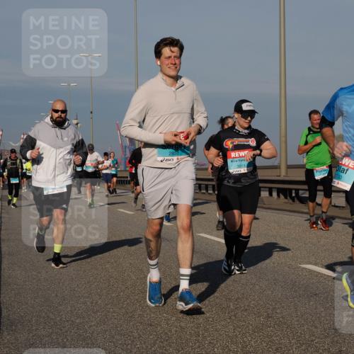 03.10.2025 - Köhlbrandbrückenlauf Fabian Wolf http://msf.ph/oto/9040585 03.10.2025 09:54:34 Position 3 2858, 3011, 2730, 2015, 2, 0 meine-sportfotos.de