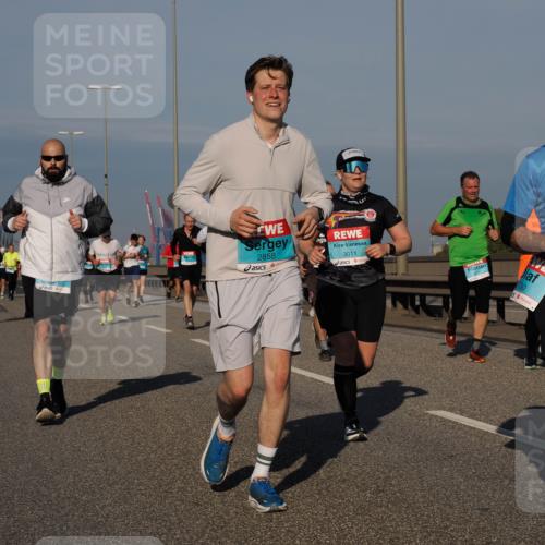 03.10.2025 - Köhlbrandbrückenlauf Fabian Wolf http://msf.ph/oto/9040591 03.10.2025 09:54:34 Position 3 2858, 3011, 2730, 2015, 2, 0 meine-sportfotos.de
