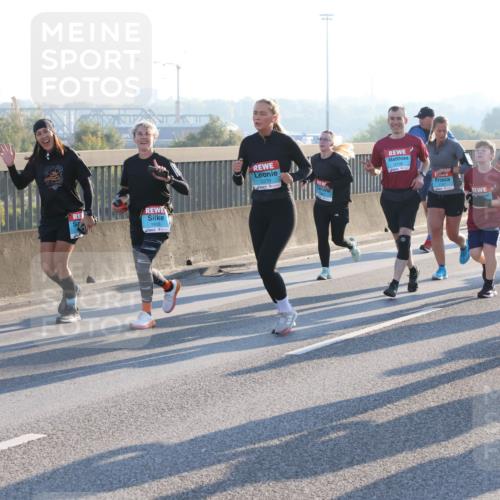 03.10.2025 - Köhlbrandbrückenlauf Lena Gebhardt http://msf.ph/oto/9040702 03.10.2025 09:25:12 Position 1 1935, 2270, 2617 meine-sportfotos.de