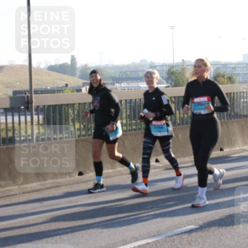 03.10.2025 - Köhlbrandbrückenlauf Lena Gebhardt http://msf.ph/oto/9040748 03.10.2025 09:25:13 Position 1  meine-sportfotos.de