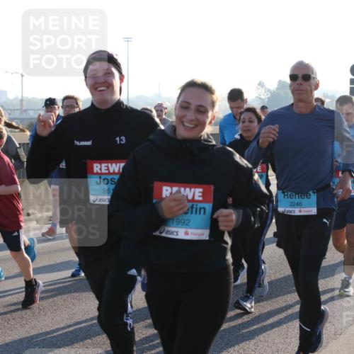 03.10.2025 - Köhlbrandbrückenlauf Lena Gebhardt http://msf.ph/oto/9040792 03.10.2025 09:25:15 Position 1 13, 261, 1992, 2246, 1748 meine-sportfotos.de