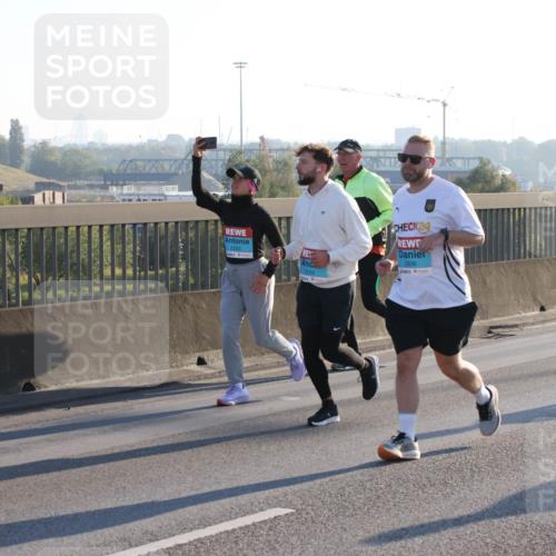 03.10.2025 - Köhlbrandbrückenlauf Lena Gebhardt http://msf.ph/oto/9040916 03.10.2025 09:25:19 Position 1 2254, 6, 24, 2836, 2293 meine-sportfotos.de
