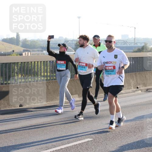 03.10.2025 - Köhlbrandbrückenlauf Lena Gebhardt http://msf.ph/oto/9040923 03.10.2025 09:25:20 Position 1 2293, 2254, 24, 2836 meine-sportfotos.de