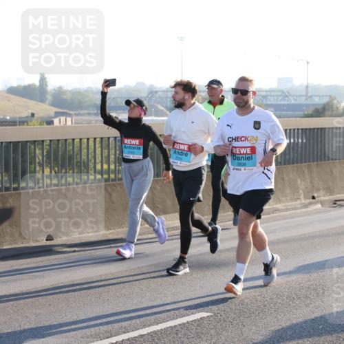 03.10.2025 - Köhlbrandbrückenlauf Lena Gebhardt http://msf.ph/oto/9040929 03.10.2025 09:25:20 Position 1 2254, 24, 2836, 2293 meine-sportfotos.de