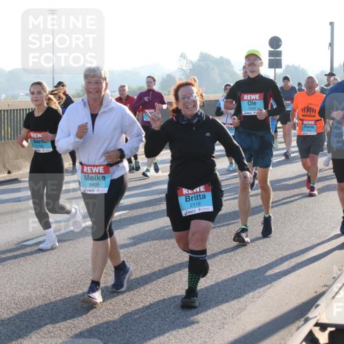03.10.2025 - Köhlbrandbrückenlauf Lena Gebhardt http://msf.ph/oto/9040984 03.10.2025 09:25:21 Position 1 2, 3125, 2436, 2116, 1539, 2451 meine-sportfotos.de