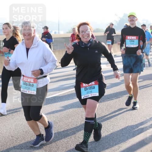 03.10.2025 - Köhlbrandbrückenlauf Lena Gebhardt http://msf.ph/oto/9041014 03.10.2025 09:25:22 Position 1 2436, 2116, 1539, 2451 meine-sportfotos.de