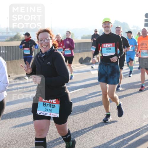 03.10.2025 - Köhlbrandbrückenlauf Lena Gebhardt http://msf.ph/oto/9041027 03.10.2025 09:25:22 Position 1 2436, 2116, 1539, 2451 meine-sportfotos.de