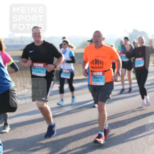 03.10.2025 - Köhlbrandbrückenlauf Lena Gebhardt http://msf.ph/oto/9041101 03.10.2025 09:25:24 Position 1  meine-sportfotos.de