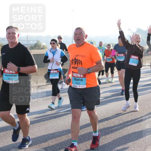 03.10.2025 - Köhlbrandbrückenlauf Lena Gebhardt http://msf.ph/oto/9041113 03.10.2025 09:25:25 Position 1 1855, 12, 3770, 3232, 1853 meine-sportfotos.de