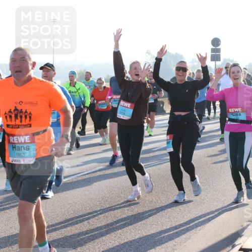 03.10.2025 - Köhlbrandbrückenlauf Lena Gebhardt http://msf.ph/oto/9041144 03.10.2025 09:25:25 Position 1 12, 1853, 3770, 1585 meine-sportfotos.de