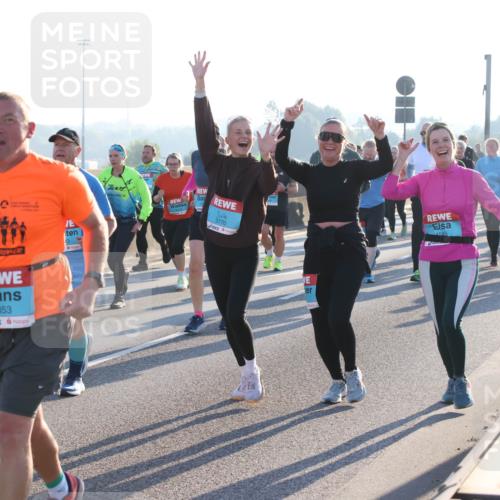 03.10.2025 - Köhlbrandbrückenlauf Lena Gebhardt http://msf.ph/oto/9041148 03.10.2025 09:25:25 Position 1 12, 1853, 3770, 585 meine-sportfotos.de