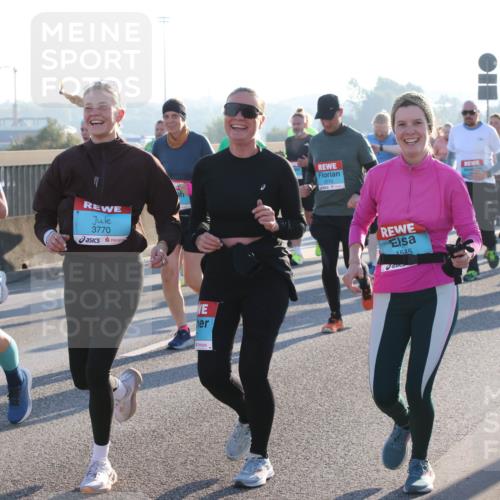 03.10.2025 - Köhlbrandbrückenlauf Lena Gebhardt http://msf.ph/oto/9041202 03.10.2025 09:25:26 Position 1 3703, 3770, 1585 meine-sportfotos.de