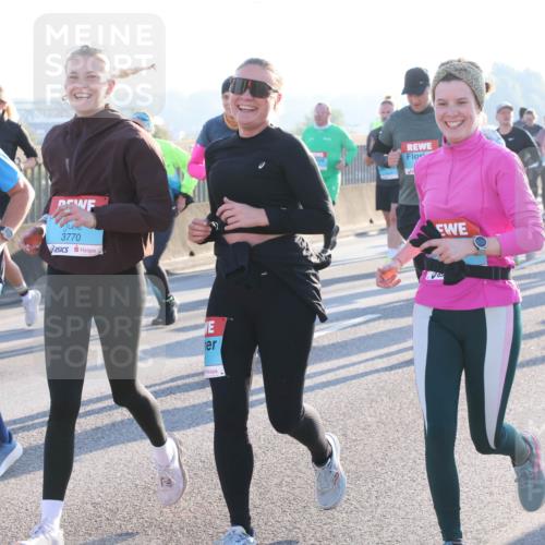 03.10.2025 - Köhlbrandbrückenlauf Lena Gebhardt http://msf.ph/oto/9041205 03.10.2025 09:25:26 Position 1 3703, 3770 meine-sportfotos.de