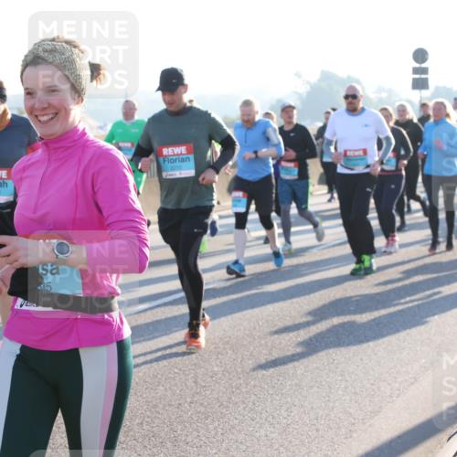 03.10.2025 - Köhlbrandbrückenlauf Lena Gebhardt http://msf.ph/oto/9041228 03.10.2025 09:25:27 Position 1 1998, 2210, 85 meine-sportfotos.de