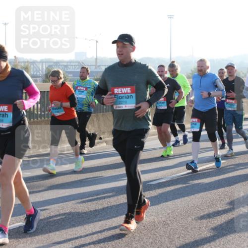 03.10.2025 - Köhlbrandbrückenlauf Lena Gebhardt http://msf.ph/oto/9041259 03.10.2025 09:25:28 Position 1 1998, 2210, 2003 meine-sportfotos.de