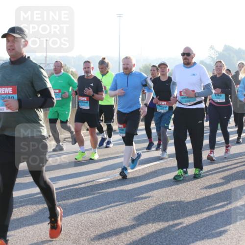 03.10.2025 - Köhlbrandbrückenlauf Lena Gebhardt http://msf.ph/oto/9041276 03.10.2025 09:25:28 Position 1 2135, 2002, 2003 meine-sportfotos.de