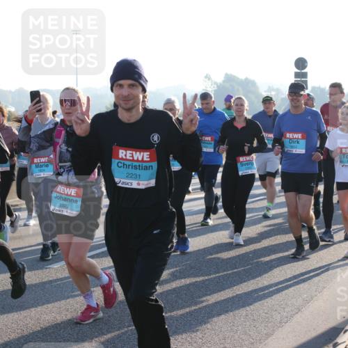 03.10.2025 - Köhlbrandbrückenlauf Lena Gebhardt http://msf.ph/oto/9041402 03.10.2025 09:25:32 Position 1 3324, 1824, 3322, 2231, 2303, 1652, 1653 meine-sportfotos.de