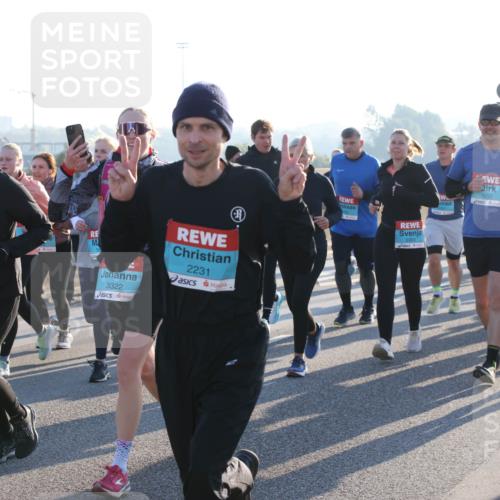 03.10.2025 - Köhlbrandbrückenlauf Lena Gebhardt http://msf.ph/oto/9041418 03.10.2025 09:25:32 Position 1 3324, 3322, 2231, 2303, 1652, 1653 meine-sportfotos.de