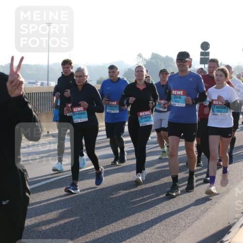 03.10.2025 - Köhlbrandbrückenlauf Lena Gebhardt http://msf.ph/oto/9041423 03.10.2025 09:25:32 Position 1 2231, 2103, 2303, 1652, 1653 meine-sportfotos.de