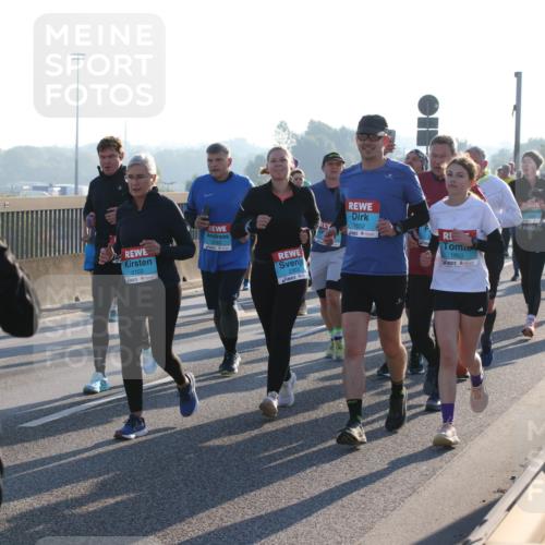 03.10.2025 - Köhlbrandbrückenlauf Lena Gebhardt http://msf.ph/oto/9041430 03.10.2025 09:25:32 Position 1 2231, 2103, 3163, 1652, 1653 meine-sportfotos.de