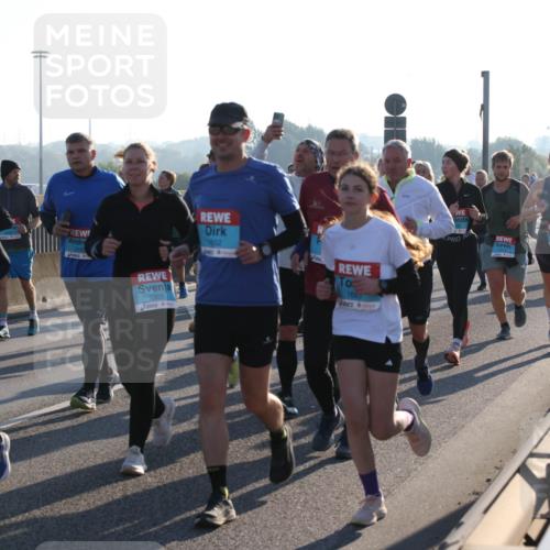 03.10.2025 - Köhlbrandbrückenlauf Lena Gebhardt http://msf.ph/oto/9041462 03.10.2025 09:25:33 Position 1 2103, 1652, 2303, 1653, 2314 meine-sportfotos.de