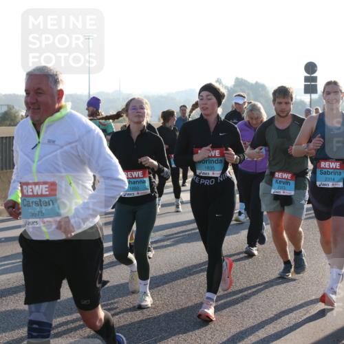 03.10.2025 - Köhlbrandbrückenlauf Lena Gebhardt http://msf.ph/oto/9041472 03.10.2025 09:25:35 Position 1 3675, 1850, 1835, 2313, 2314 meine-sportfotos.de