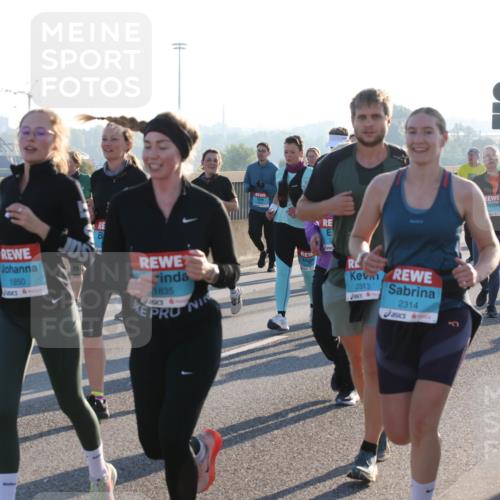 03.10.2025 - Köhlbrandbrückenlauf Lena Gebhardt http://msf.ph/oto/9041490 03.10.2025 09:25:36 Position 1 1440, 1850, 1835, 2313, 2314 meine-sportfotos.de