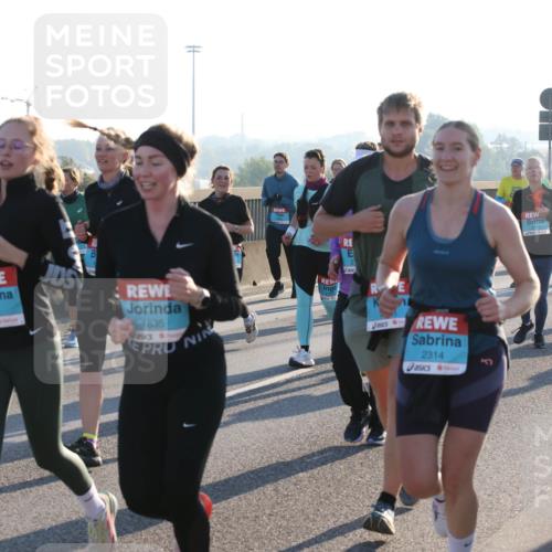 03.10.2025 - Köhlbrandbrückenlauf Lena Gebhardt http://msf.ph/oto/9041496 03.10.2025 09:25:36 Position 1 1440, 1850, 1835, 2314 meine-sportfotos.de