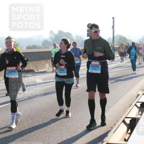 03.10.2025 - Köhlbrandbrückenlauf Lena Gebhardt http://msf.ph/oto/9041623 03.10.2025 09:25:40 Position 1 2966, 2967, 2965 meine-sportfotos.de
