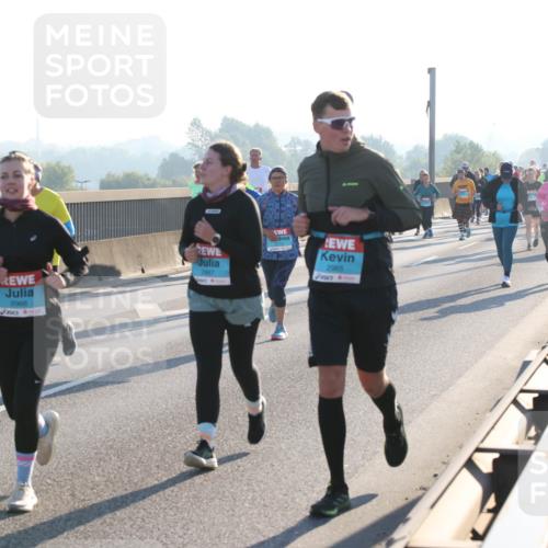 03.10.2025 - Köhlbrandbrückenlauf Lena Gebhardt http://msf.ph/oto/9041641 03.10.2025 09:25:40 Position 1 2966, 2967, 2965 meine-sportfotos.de