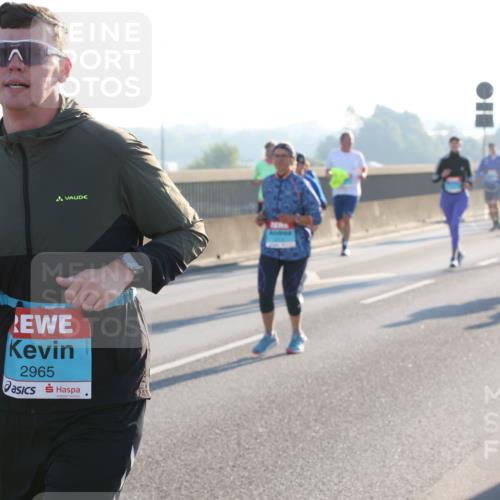 03.10.2025 - Köhlbrandbrückenlauf Lena Gebhardt http://msf.ph/oto/9041689 03.10.2025 09:25:42 Position 1 5303, 2965 meine-sportfotos.de