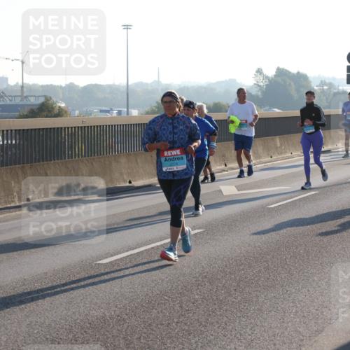 03.10.2025 - Köhlbrandbrückenlauf Lena Gebhardt http://msf.ph/oto/9041706 03.10.2025 09:25:42 Position 1 2774 meine-sportfotos.de
