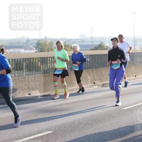 03.10.2025 - Köhlbrandbrückenlauf Lena Gebhardt http://msf.ph/oto/9041826 03.10.2025 09:25:46 Position 1 2925, 2524 meine-sportfotos.de